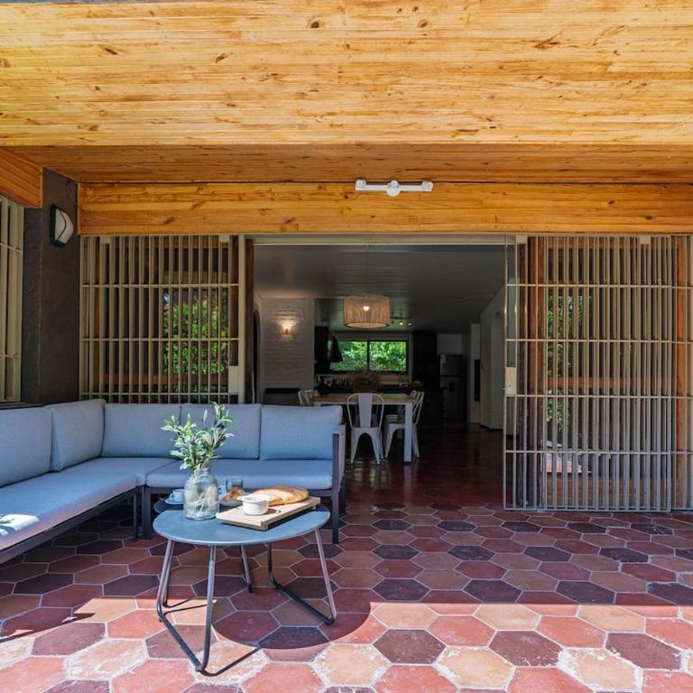 Formidable jardin, ubicación inmejorable, Chacras - Four-Bedroom House - 33