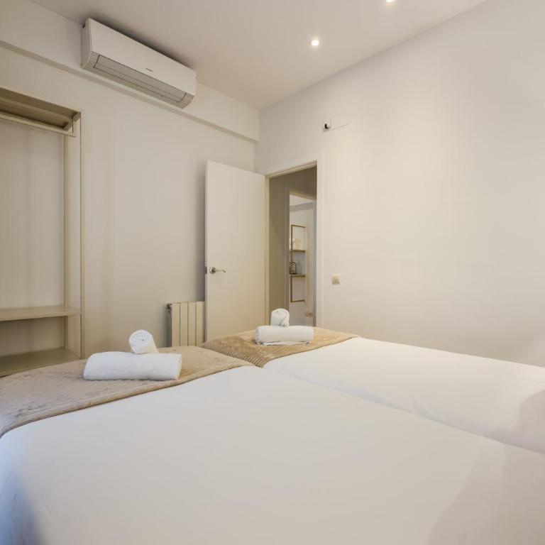 Palau de la Musica Apartments - Three-Bedroom Apartment - 8