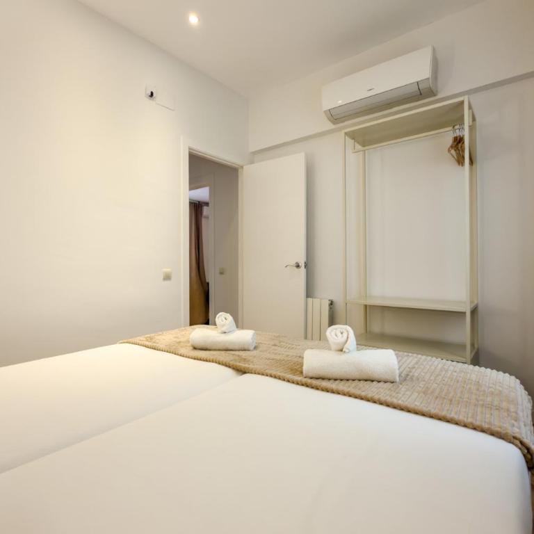 Palau de la Musica Apartments - Three-Bedroom Apartment - 26