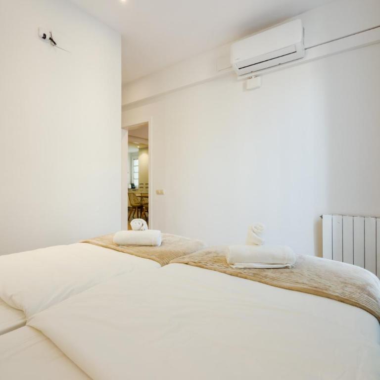 Palau de la Musica Apartments - Three-Bedroom Apartment - 2