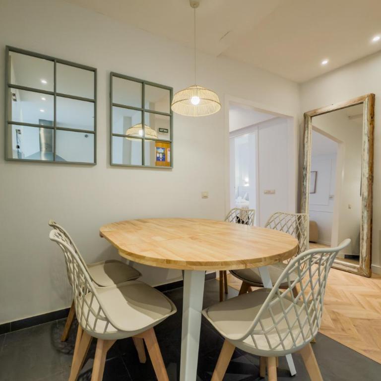 Palau de la Musica Apartments - Three-Bedroom Apartment - 22