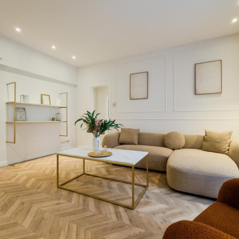 Palau de la Musica Apartments - Three-Bedroom Apartment - 14