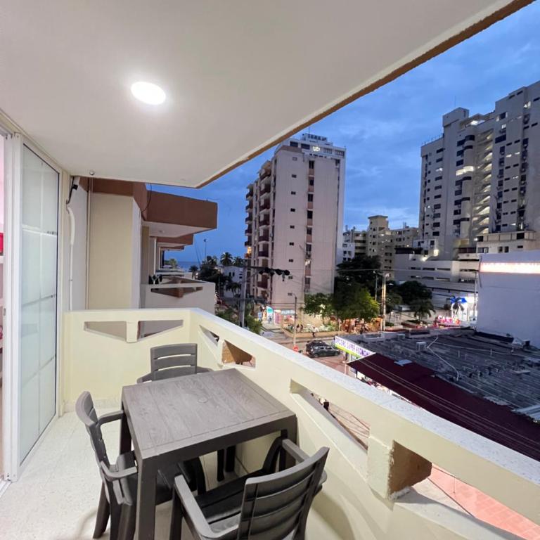 Rodadero Apartamento Familiar- 2 Hab y Balcon a 1 Cuadra De La Playa - Two-Bedroom Apartment - 1