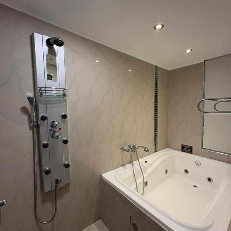 Hotel Innovo - Habitación con cama extragrande y bañera de hidromasaje - 3