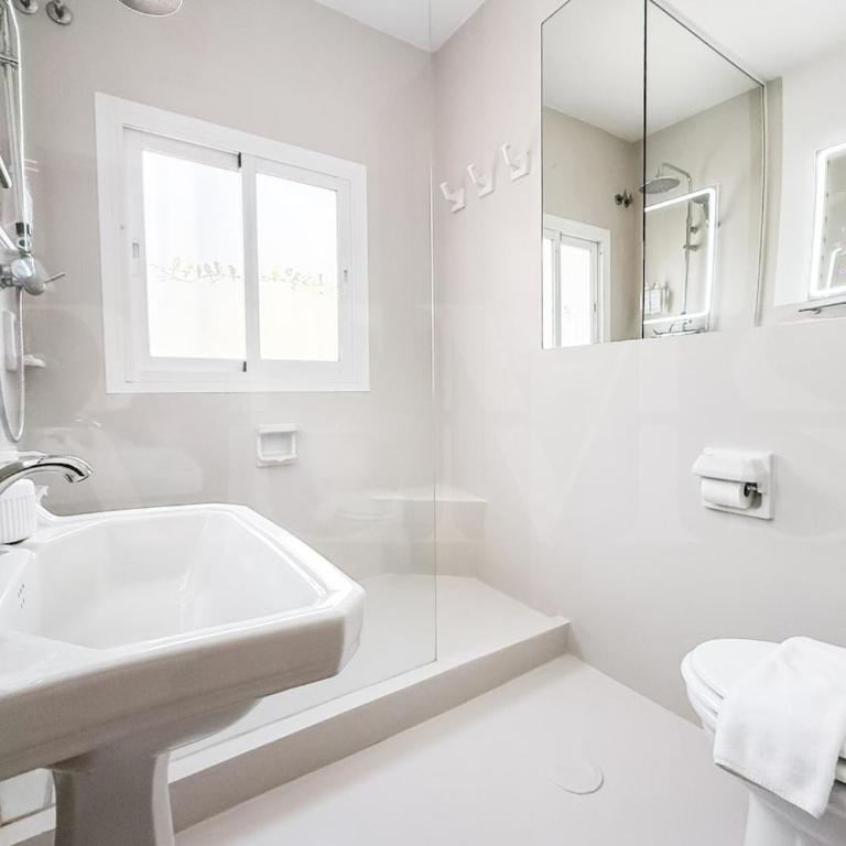 Sunny Villa & Rooftop Near Beach REMS - Villa de 3 dormitorios - 24