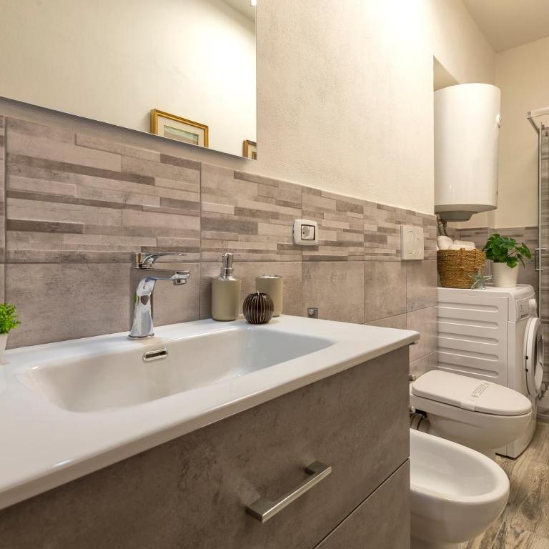 White lilium apartment - Two-Bedroom Apartment - 14