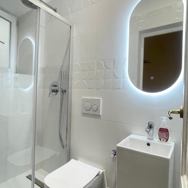 Paradise Suites - Brignole Station - Best Price Rooms - ALWAYS OPEN - Camera Matrimoniale con Bagno in Comune - 1