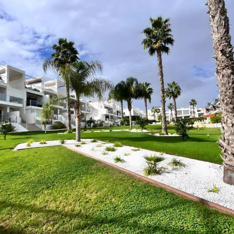 Nuevo apartamento con terraza y piscina próximo a las playas - Apartamento - 52