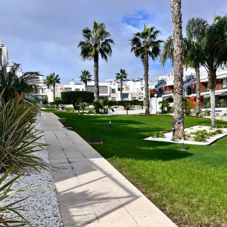 Nuevo apartamento con terraza y piscina próximo a las playas - Apartamento - 56