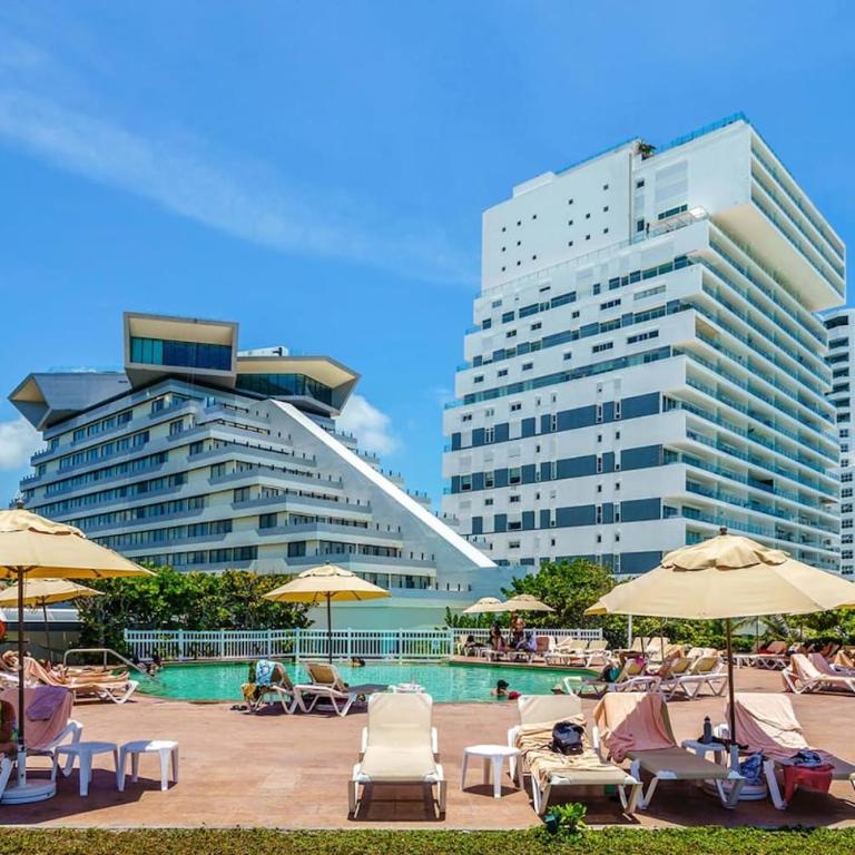 Fabulous Oceanview Suite Access to Beach & Pools - Three-Bedroom Apartment - 6