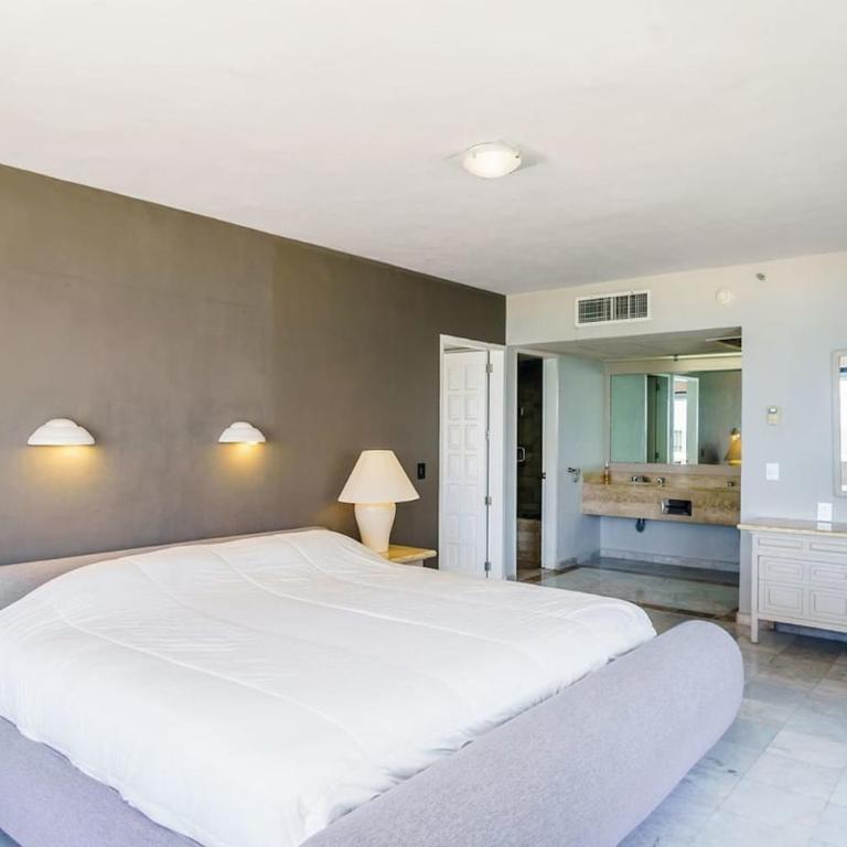 Fabulous Oceanview Suite Access to Beach & Pools - Three-Bedroom Apartment - 12
