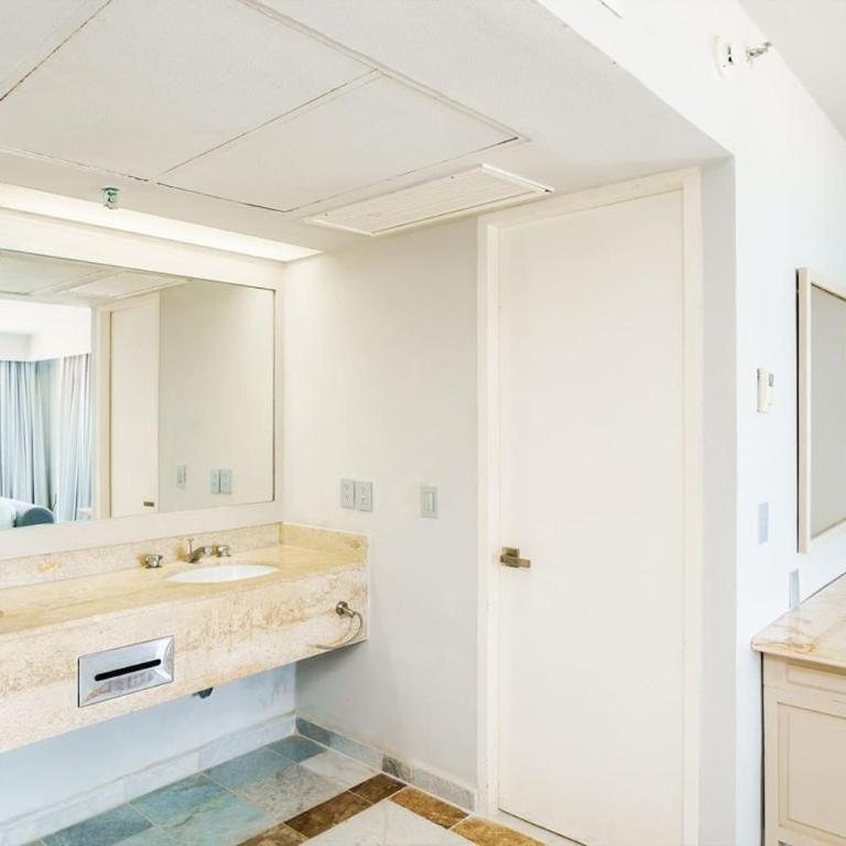 Fabulous Oceanview Suite Access to Beach & Pools - Three-Bedroom Apartment - 17