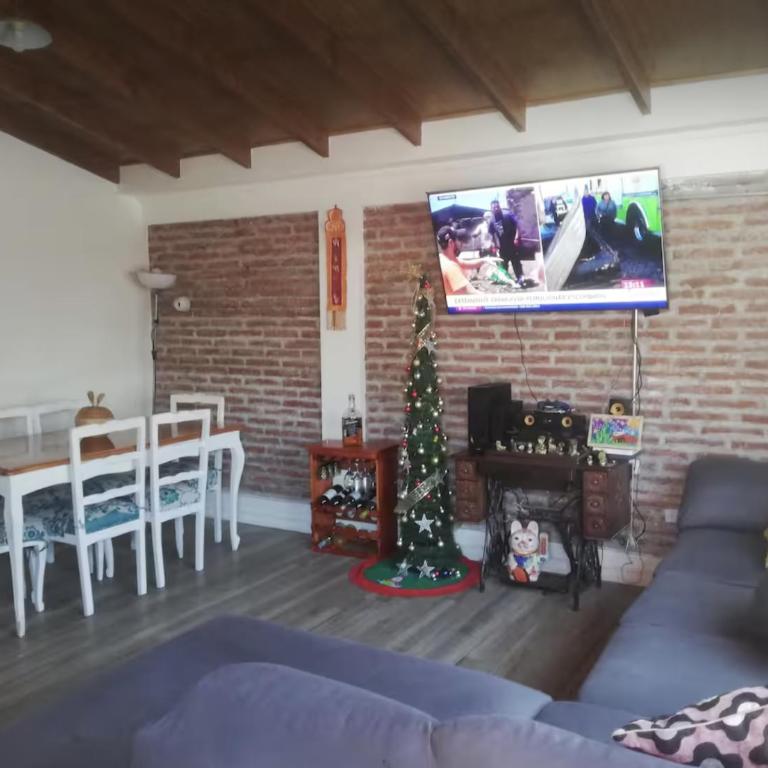 casa familiar vista a la cordillera con estacionamiento - Two-Bedroom House - 12