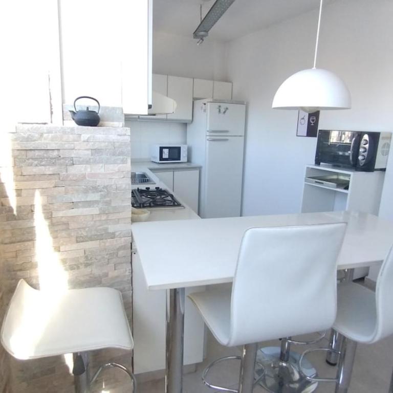 Muy luminoso, amplio y tranquilo con hermoso balcón - One-Bedroom Apartment - 11