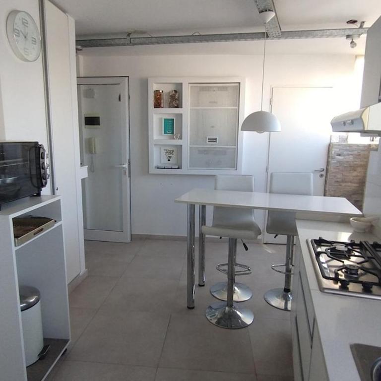 Muy luminoso, amplio y tranquilo con hermoso balcón - Apartamento de 1 dormitorio - 25