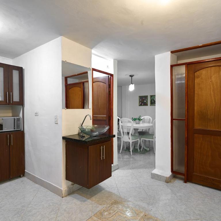 Casa grande cerca al Poblado - Three-Bedroom Apartment - 3