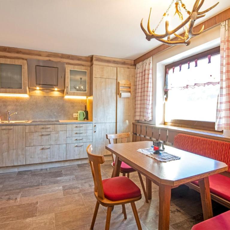 Chalet in Fügen near Spieljoch Ski Lift - Ferienhaus mit 3 Schlafzimmern - 4