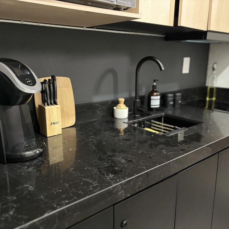 Modern Executive Loft Express with Private Parking - One-Bedroom Apartment - 4