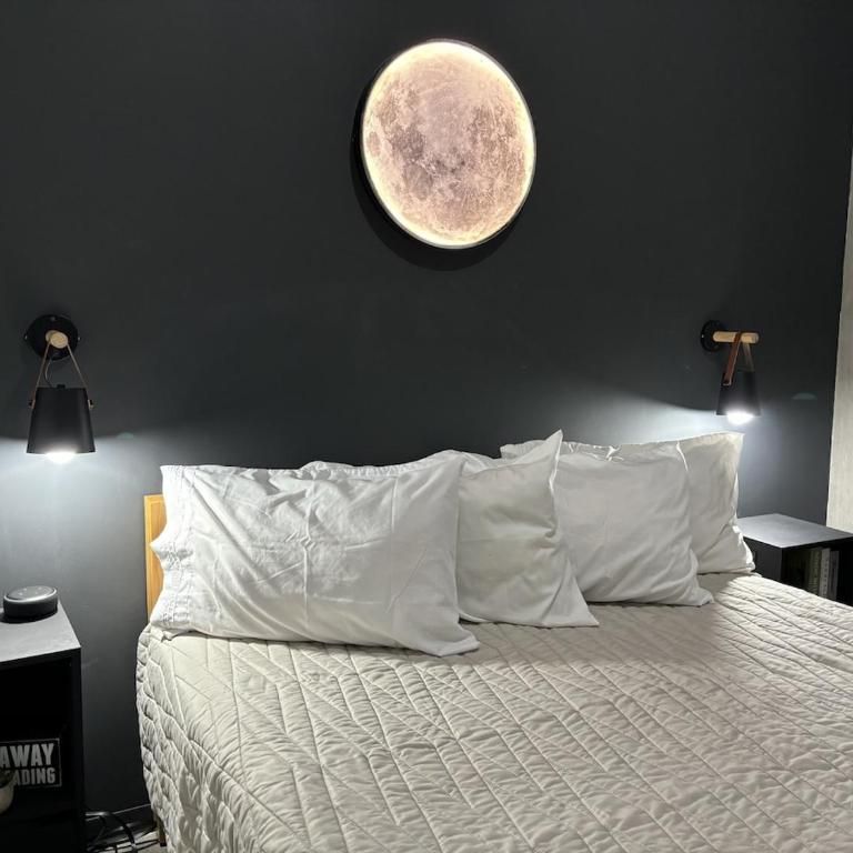 Modern Executive Loft Express with Private Parking - One-Bedroom Apartment - 1