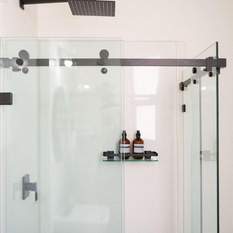 Modern & Stylish City Stay for 4 with Double Parking - One-Bedroom Apartment - 20