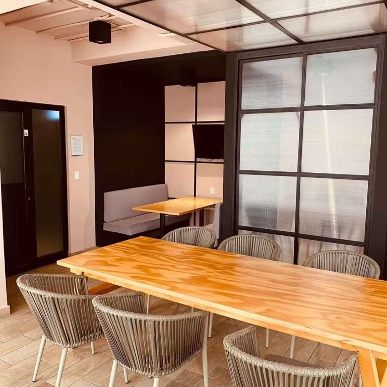 Modern & Stylish City Stay for 4 with Double Parking - One-Bedroom Apartment - 28