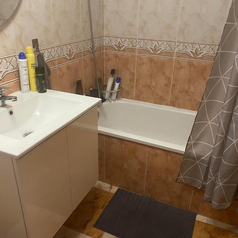 Appartement cosy proche de toute commodité et de la mer - Apartamento de 2 dormitorios con vistas a la piscina - 26