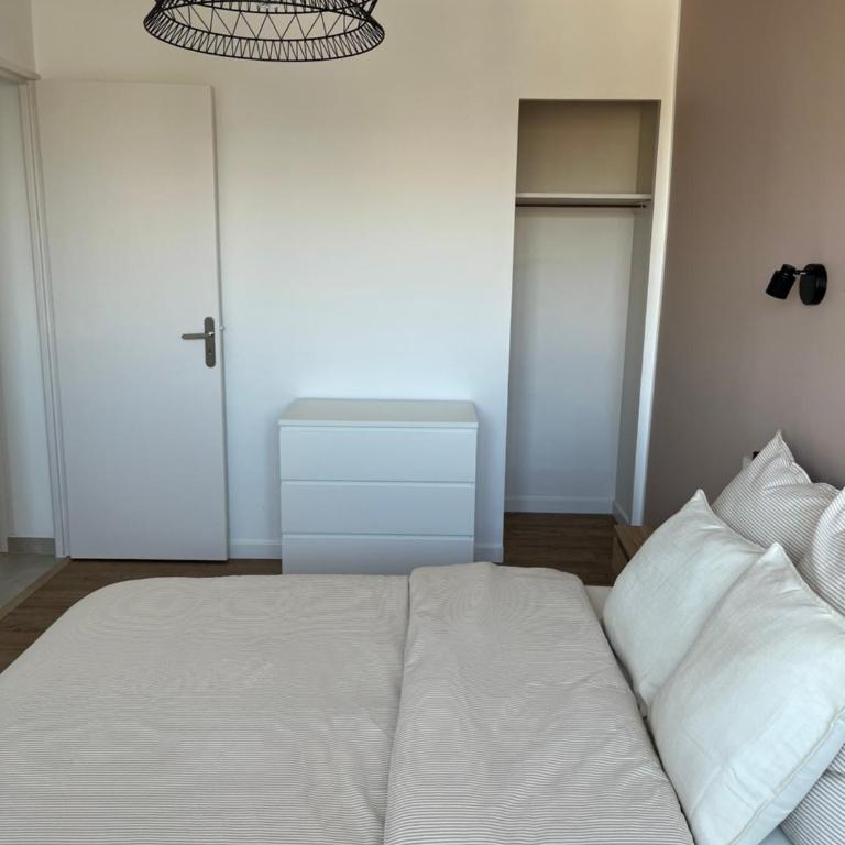 Bright apartment with panoramic views Dijon - Two-Bedroom Apartment - 73