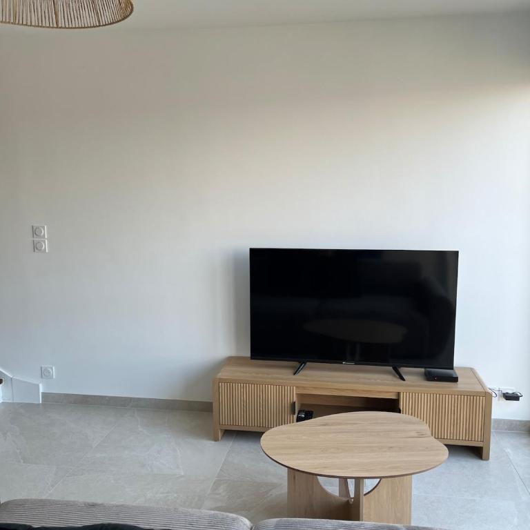 Bright apartment with panoramic views Dijon - Two-Bedroom Apartment - 82