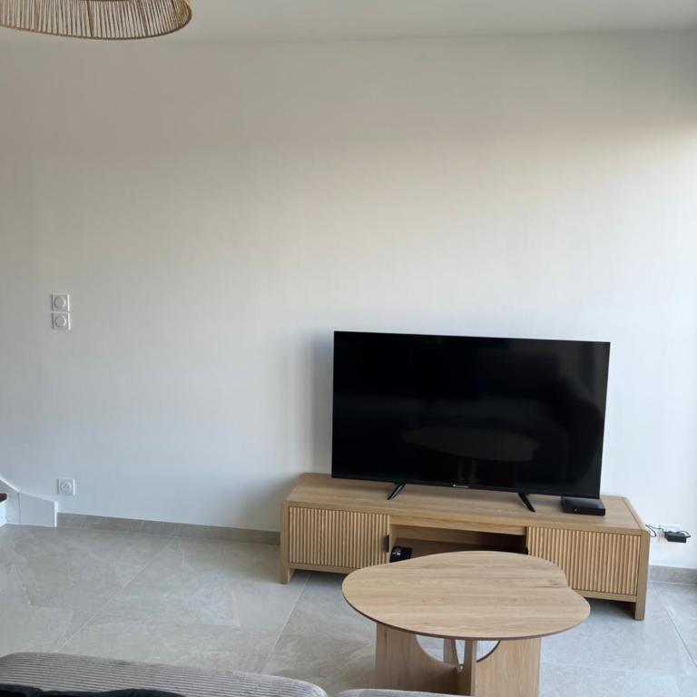 Bright apartment with panoramic views Dijon - Two-Bedroom Apartment - 87