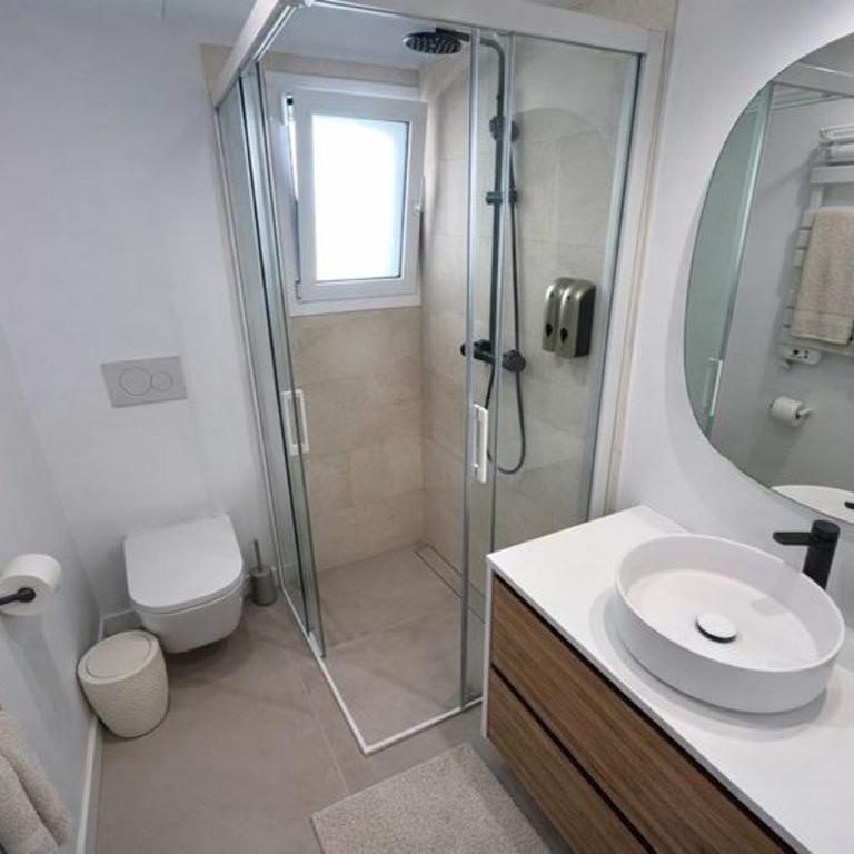 Villa Leandro, First Line Villa with amazing sea views and private access to the sea! - Villa - 32