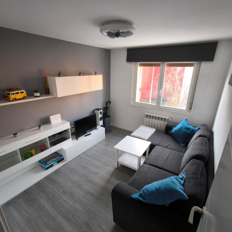 Apartamento Turístico Marcelo Celayeta AT Cerca del Centro - Three-Bedroom Apartment - 50