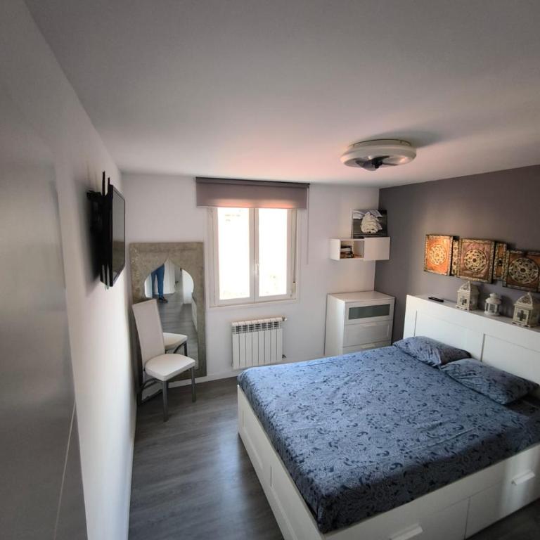 Apartamento Turístico Marcelo Celayeta AT Cerca del Centro - Three-Bedroom Apartment - 51