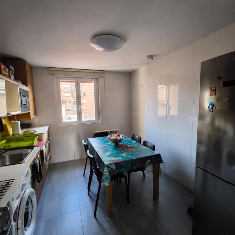 Apartamento Turístico Marcelo Celayeta AT Cerca del Centro - Three-Bedroom Apartment - 46