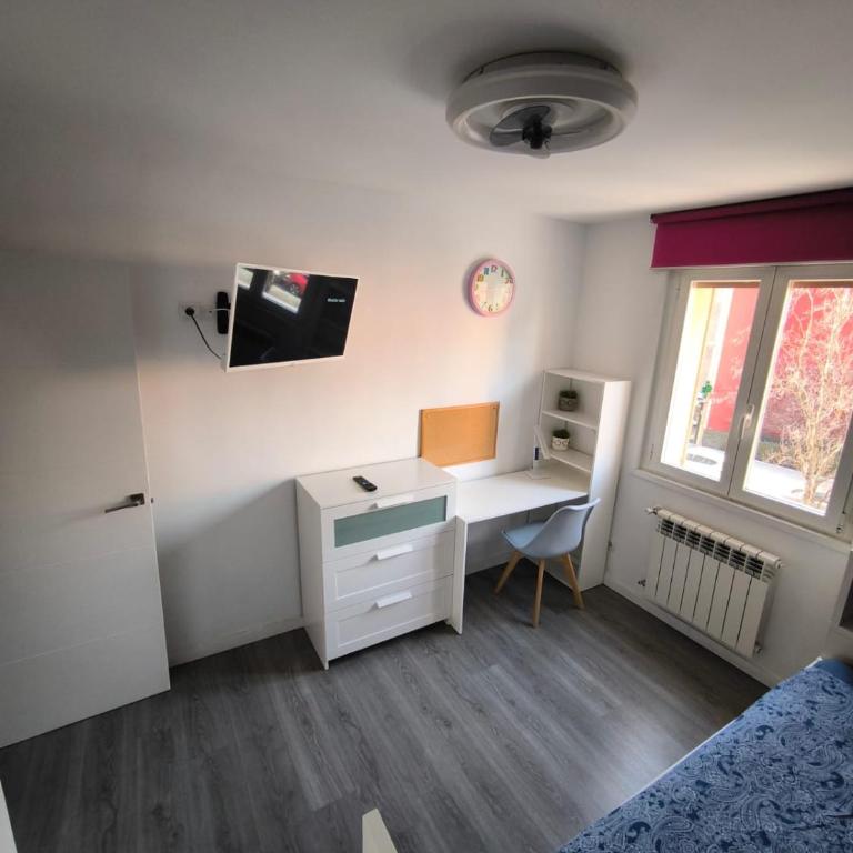 Apartamento Turístico Marcelo Celayeta AT Cerca del Centro - Three-Bedroom Apartment - 59