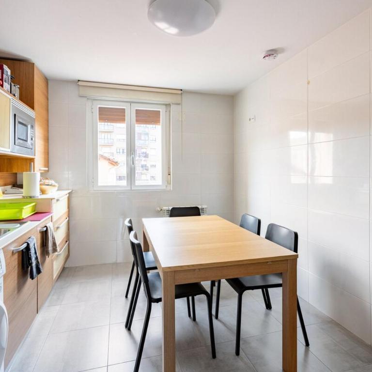 Apartamento Turístico Marcelo Celayeta AT Cerca del Centro - Three-Bedroom Apartment - 27