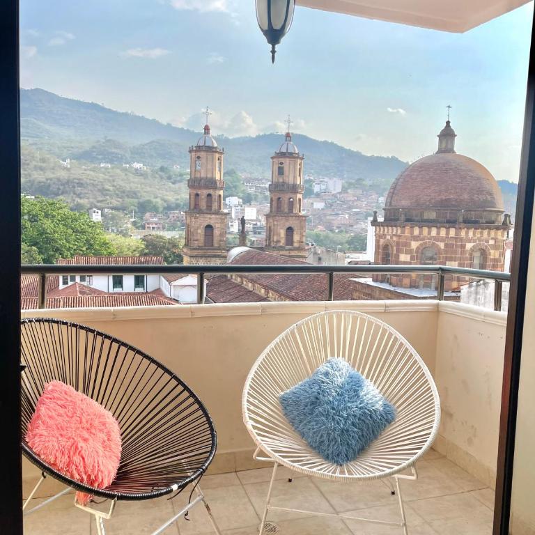 Apartamento central con parqueadero - Apartamento de 3 dormitorios - 1