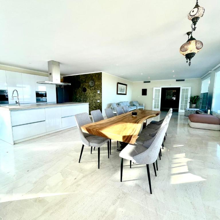 GRAND VILLA Costa del Sol, 10 bedrooms, sleeps up to 30, sea view - Villa - 30