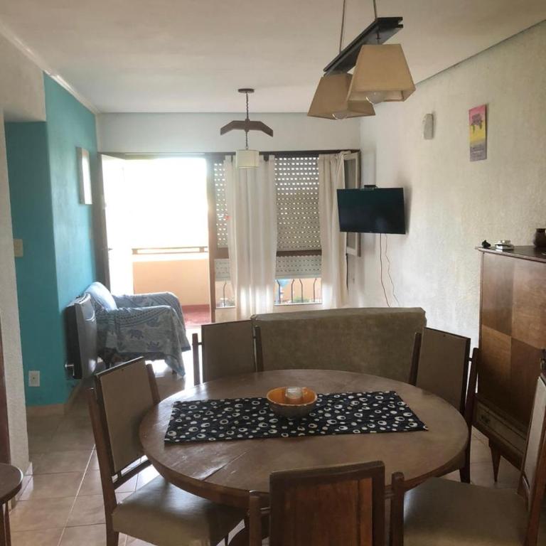 Amplio Dpto para 5 personas, SOLO FAMILIAS, cerca del Puerto y centro de Alem - Three-Bedroom Apartment - 1