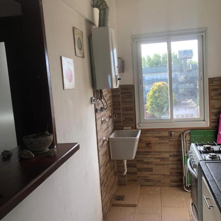 Amplio Dpto para 5 personas, SOLO FAMILIAS, cerca del Puerto y centro de Alem - Three-Bedroom Apartment - 4