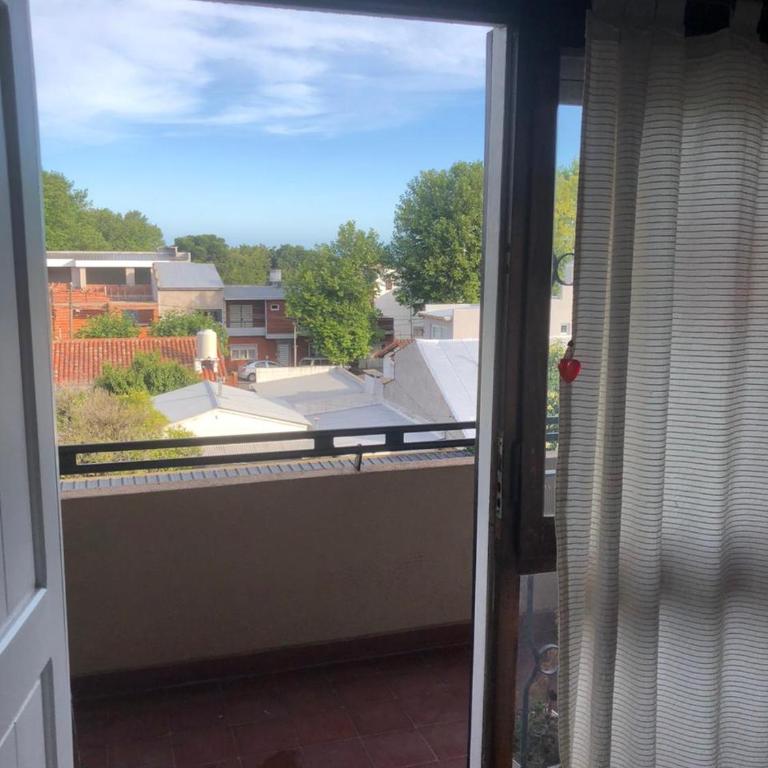 Amplio Dpto para 5 personas, SOLO FAMILIAS, cerca del Puerto y centro de Alem - Three-Bedroom Apartment - 5