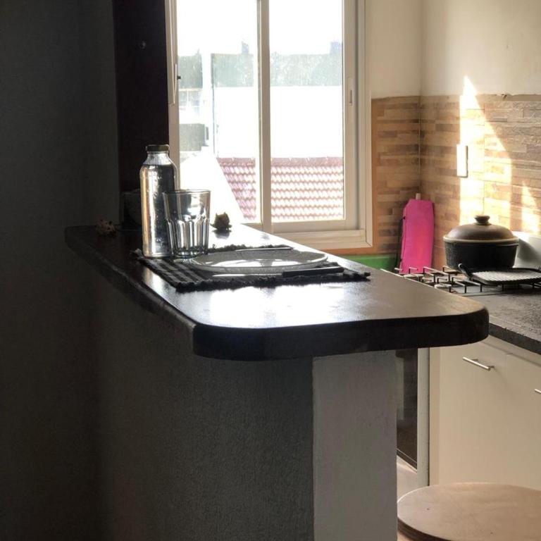 Amplio Dpto para 5 personas, SOLO FAMILIAS, cerca del Puerto y centro de Alem - Three-Bedroom Apartment - 9
