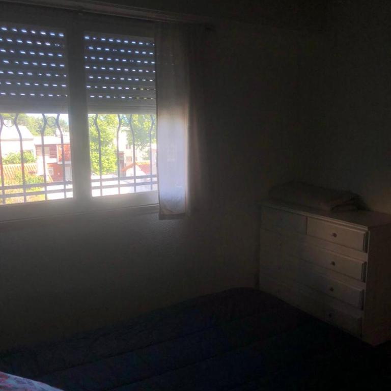 Amplio Dpto para 5 personas, SOLO FAMILIAS, cerca del Puerto y centro de Alem - Three-Bedroom Apartment - 23