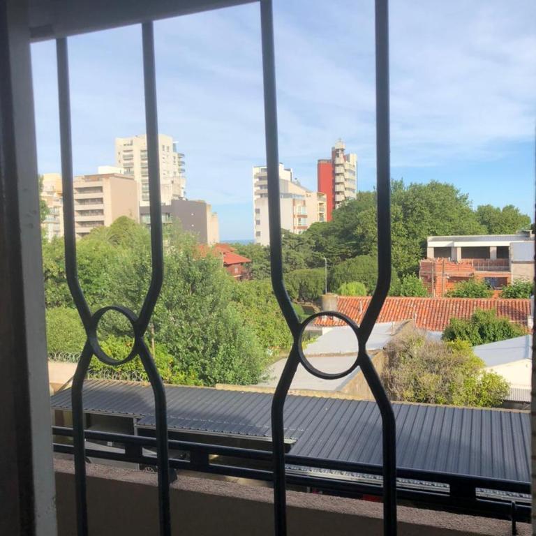 Amplio Dpto para 5 personas, SOLO FAMILIAS, cerca del Puerto y centro de Alem - Three-Bedroom Apartment - 24