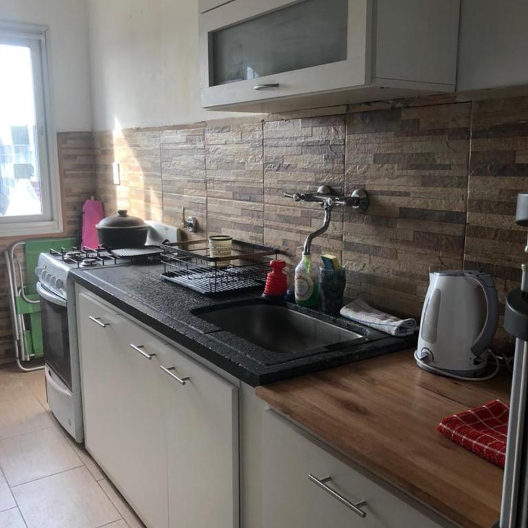 Amplio Dpto para 5 personas, SOLO FAMILIAS, cerca del Puerto y centro de Alem - Three-Bedroom Apartment - 30