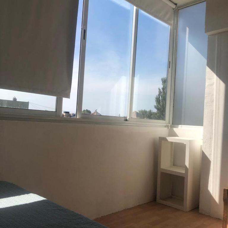 Amplio Dpto para 5 personas, SOLO FAMILIAS, cerca del Puerto y centro de Alem - Three-Bedroom Apartment - 39