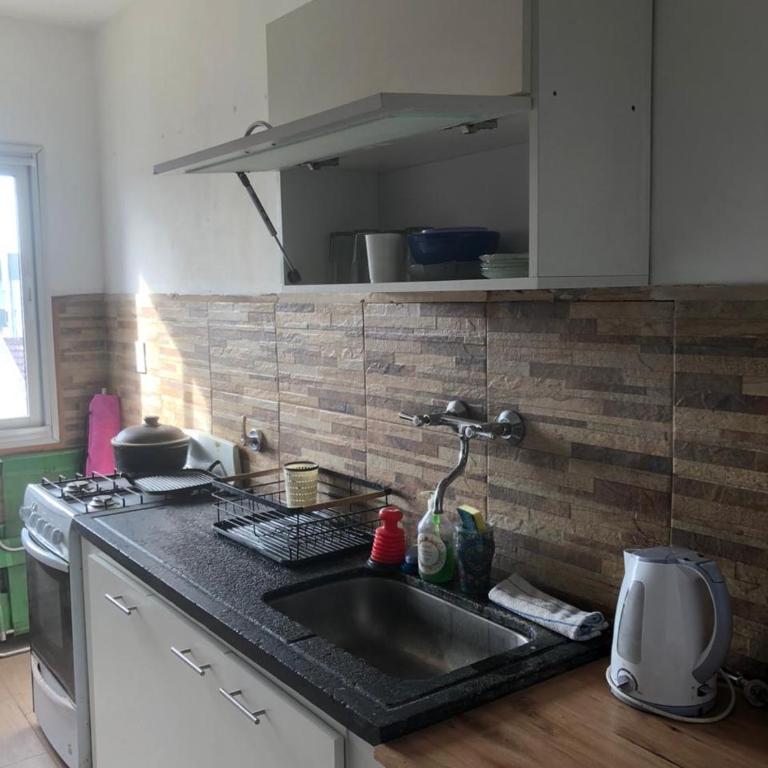 Amplio Dpto para 5 personas, SOLO FAMILIAS, cerca del Puerto y centro de Alem - Three-Bedroom Apartment - 40