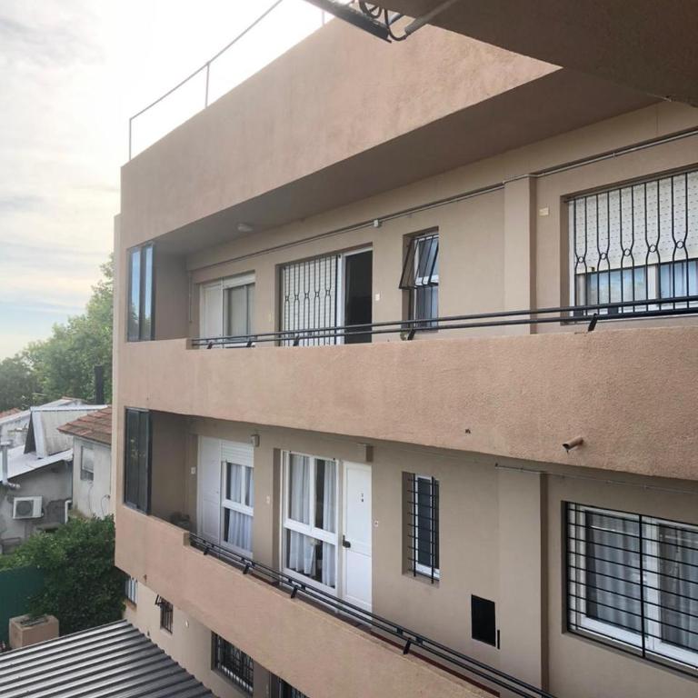 Amplio Dpto para 5 personas, SOLO FAMILIAS, cerca del Puerto y centro de Alem - Three-Bedroom Apartment - 44