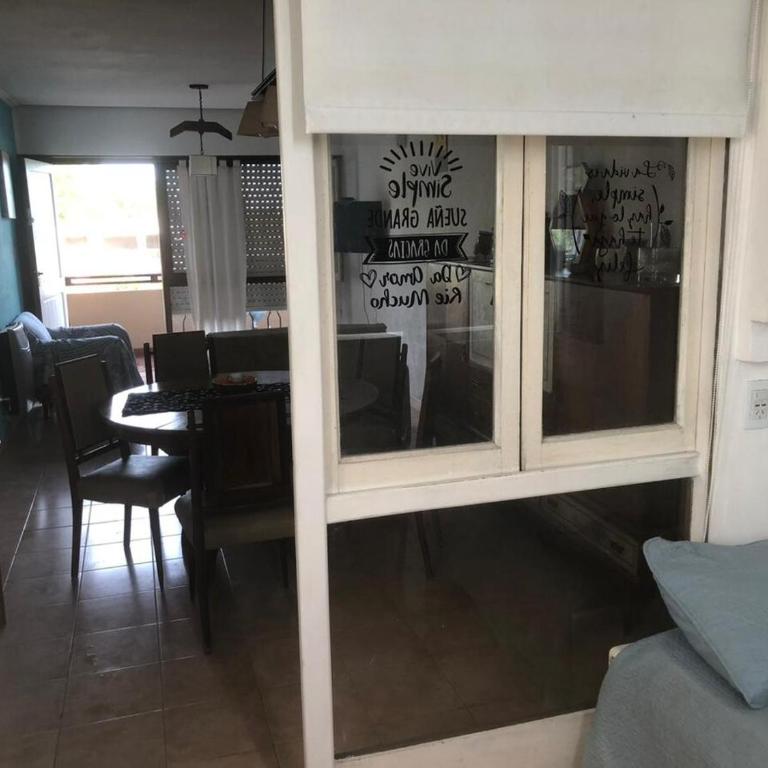Amplio Dpto para 5 personas, SOLO FAMILIAS, cerca del Puerto y centro de Alem - Three-Bedroom Apartment - 52