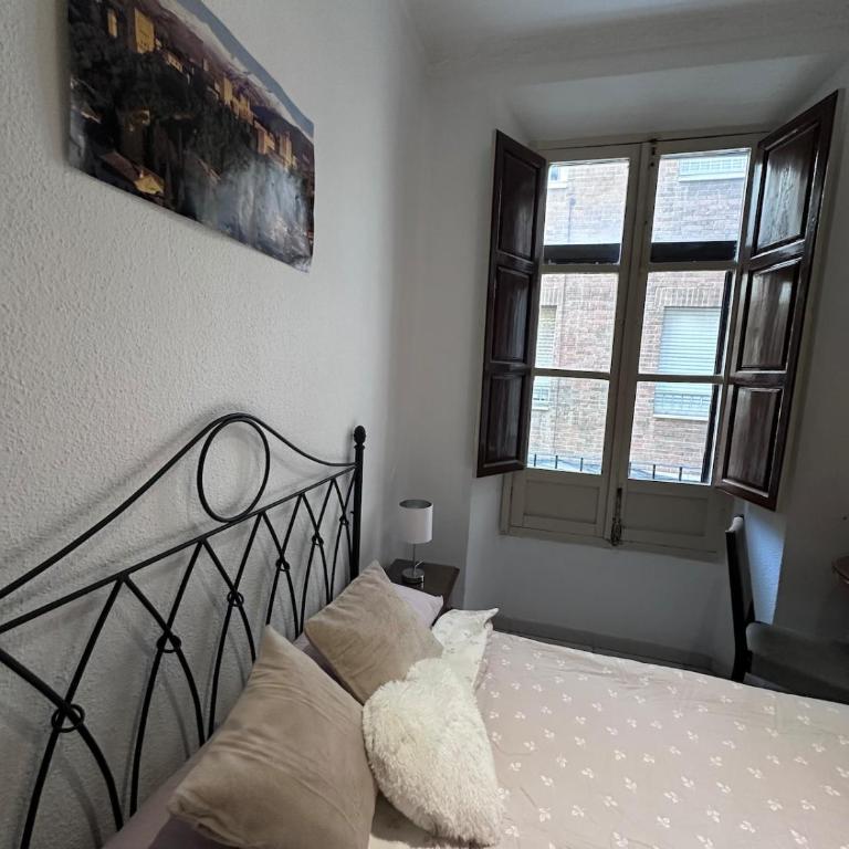 Apartamento grande zona catedral centro - Three-Bedroom Apartment - 61