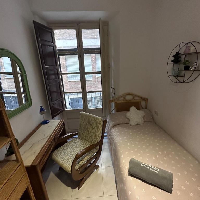 Apartamento grande zona catedral centro - Three-Bedroom Apartment - 71